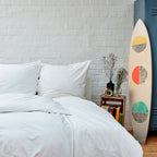 SUNNY TREASURE Dekorativní panel ve tvaru surfu