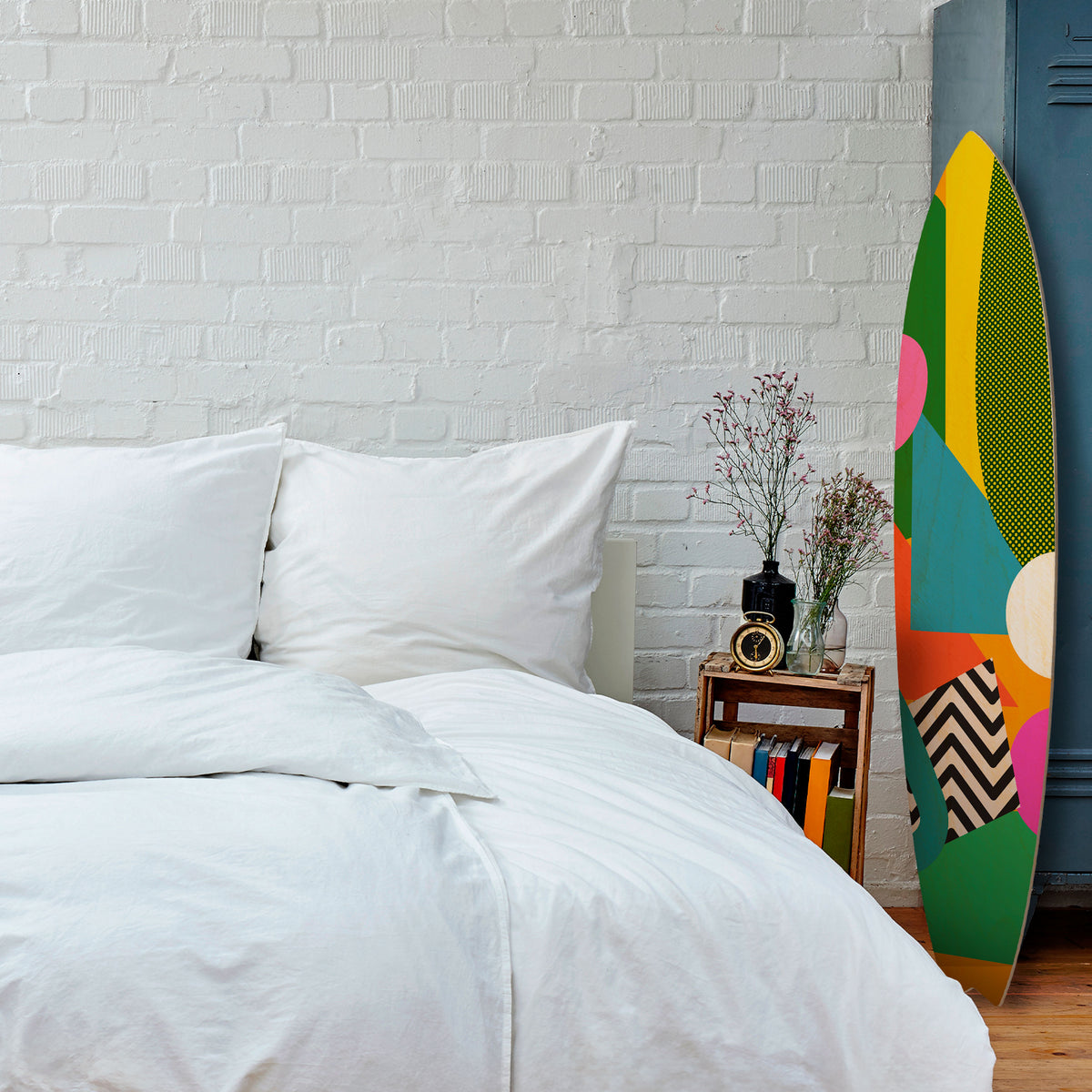 RADIANT HUES Dekorativní panel ve tvaru surfu