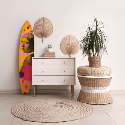 HER WITH A PEARL Dekorativní panel ve tvaru surfu