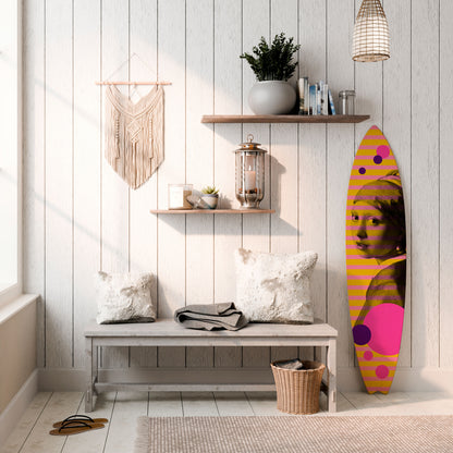 HER WITH A PEARL Dekorativní panel ve tvaru surfu