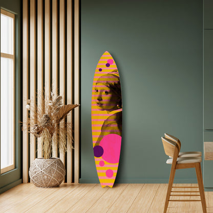 HER WITH A PEARL Dekorativní panel ve tvaru surfu