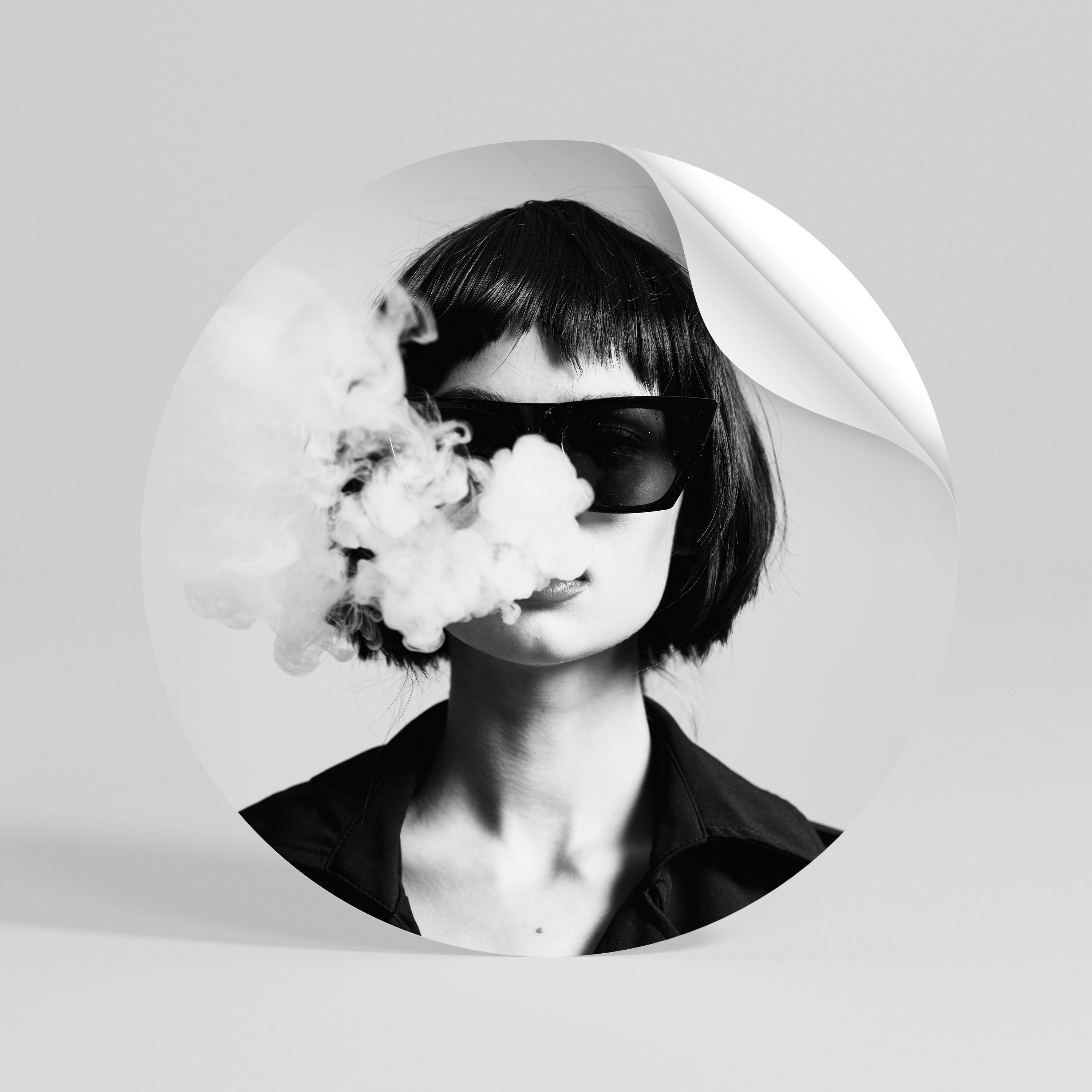 SMOKY BELLE Kulatá samolepka