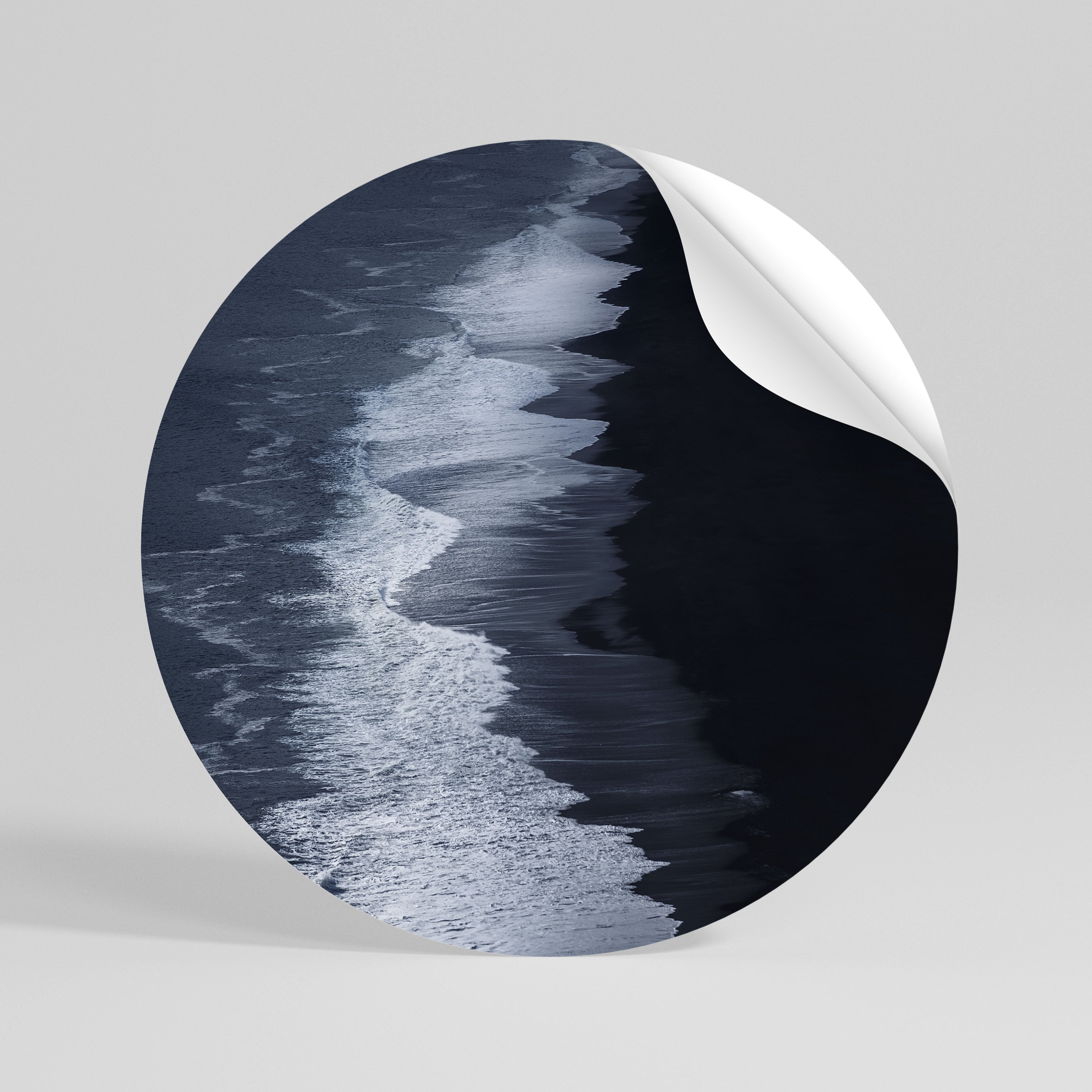 OCEAN'S WHISPER Kulatá samolepka