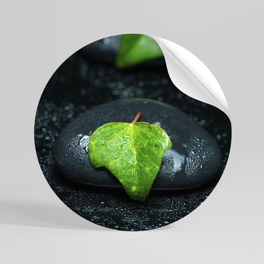 RAINDROPS ON STONE Kulatá samolepka