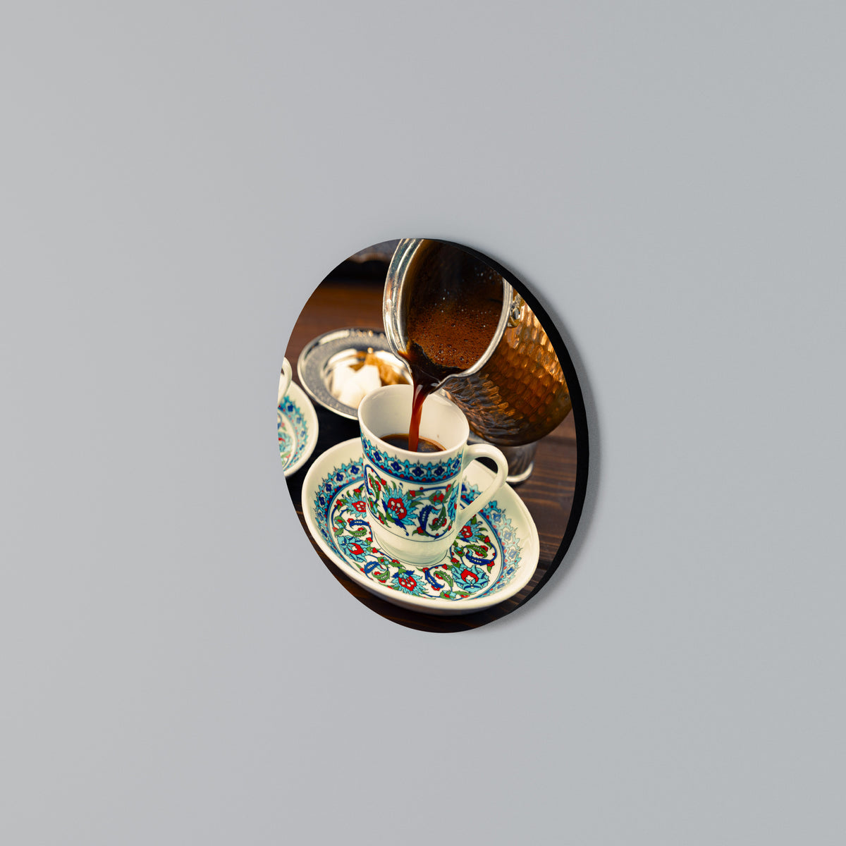 TRADITION IN A CUP Kulatá nástěnná dekorace