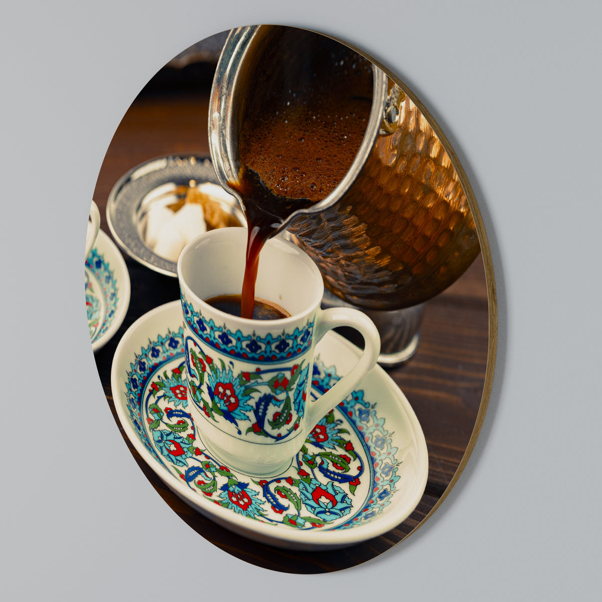 TRADITION IN A CUP Kulatá nástěnná dekorace