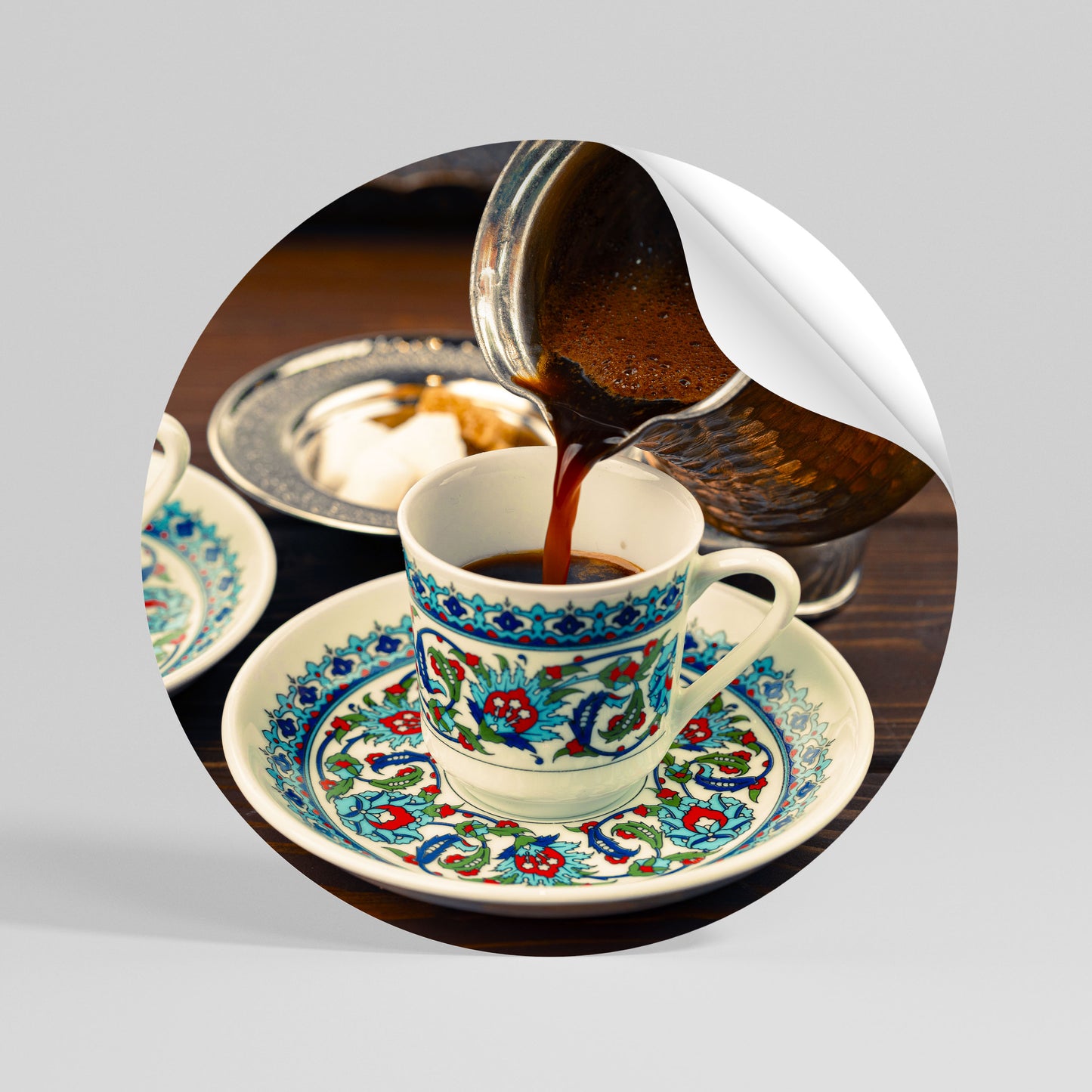 TRADITION IN A CUP Kulatá samolepka