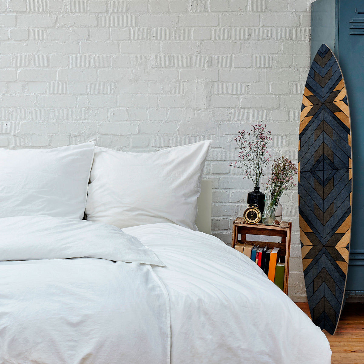 CRAFTY GEOMETRY Dekorativní panel ve tvaru surfu