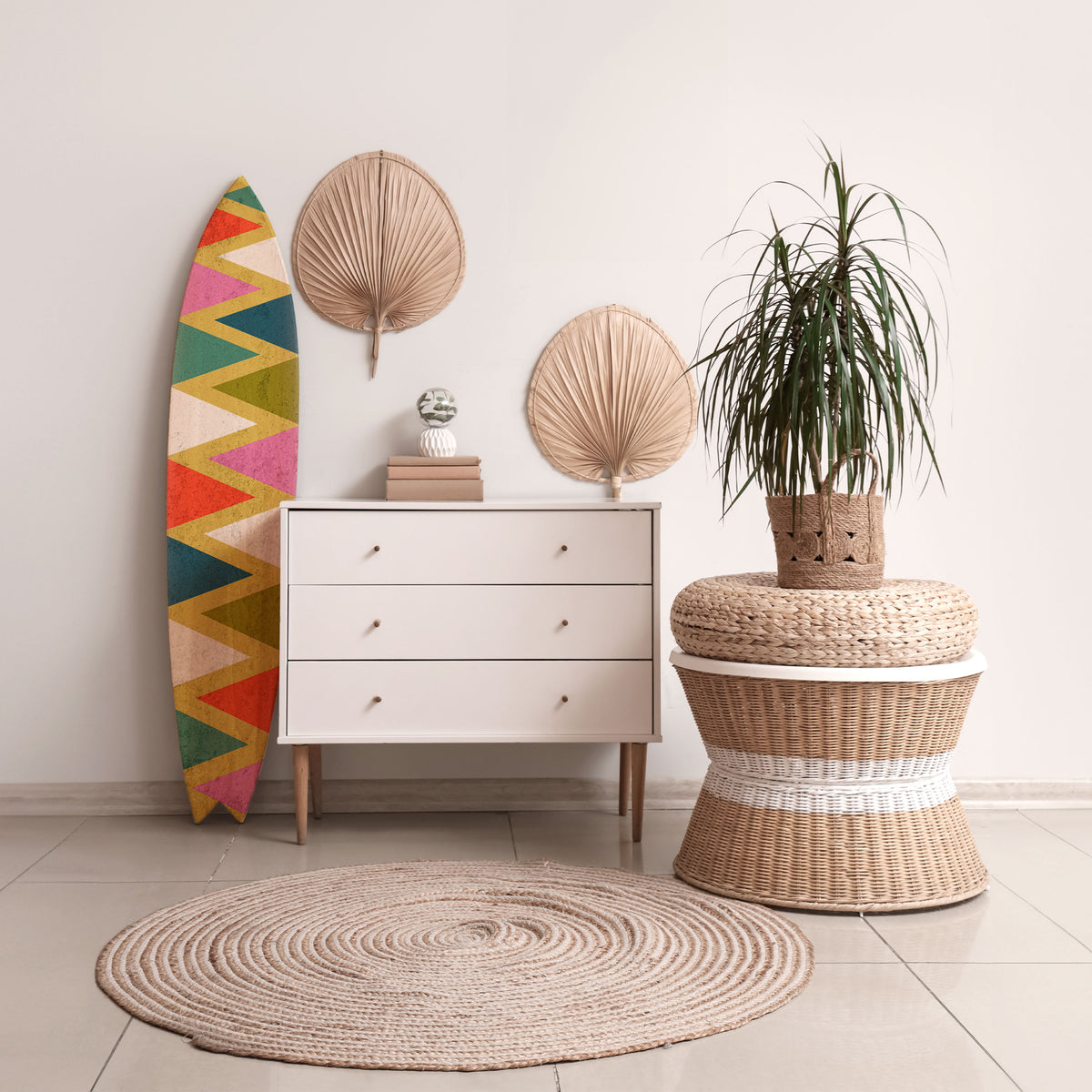 COLORFUL TRIANGLES Dekorativní panel ve tvaru surfu