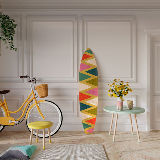 COLORFUL TRIANGLES Dekorativní panel ve tvaru surfu