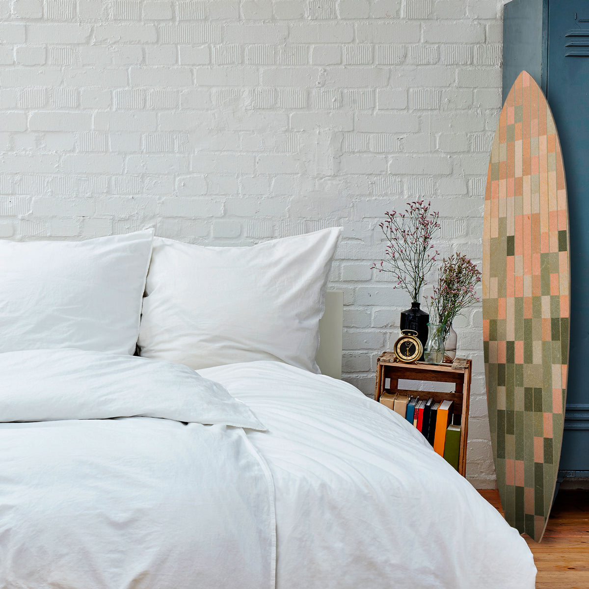 BUILDING THE FUTURE Dekorativní panel ve tvaru surfu