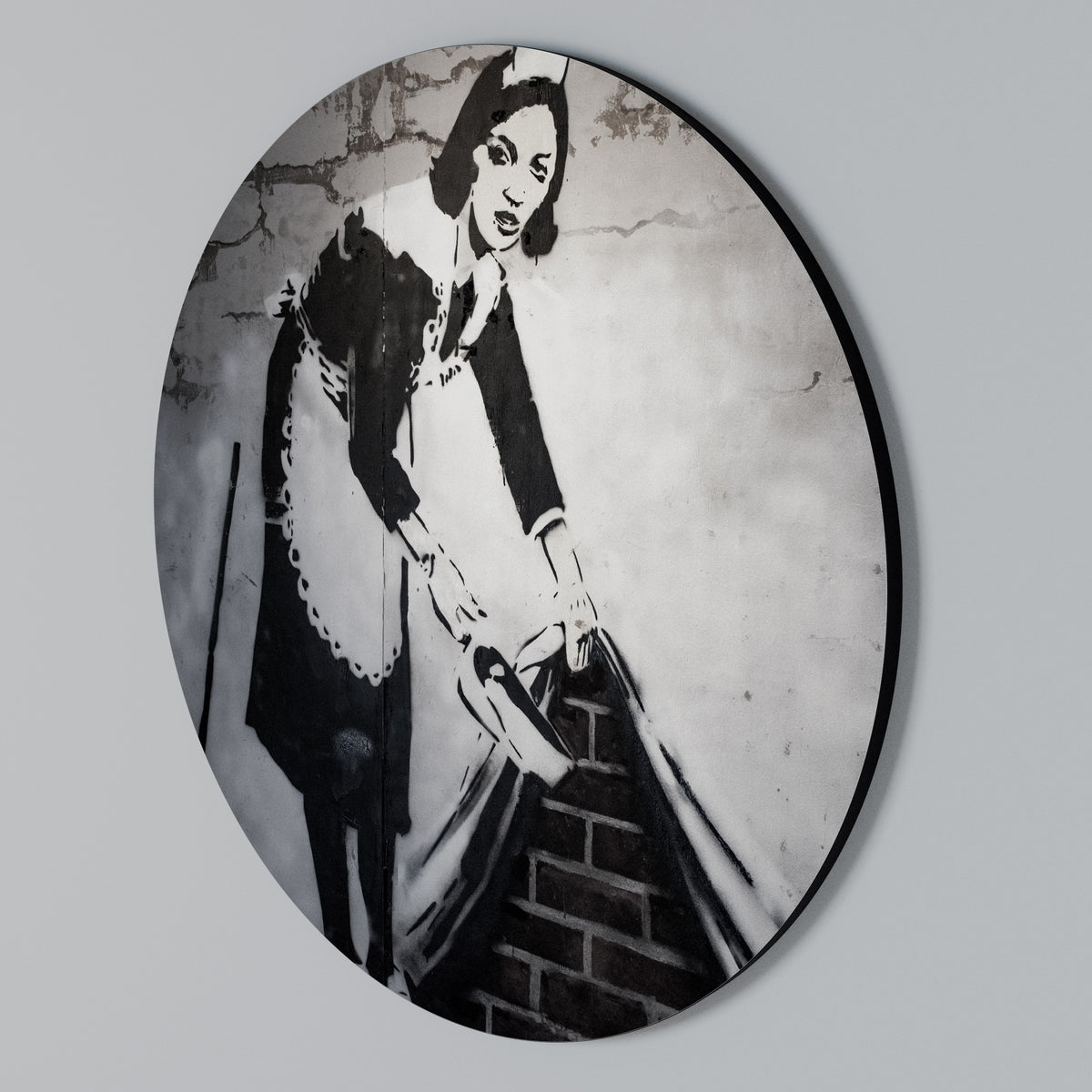 SWEEPING UNDER (BANKSY) Kulatá nástěnná dekorace