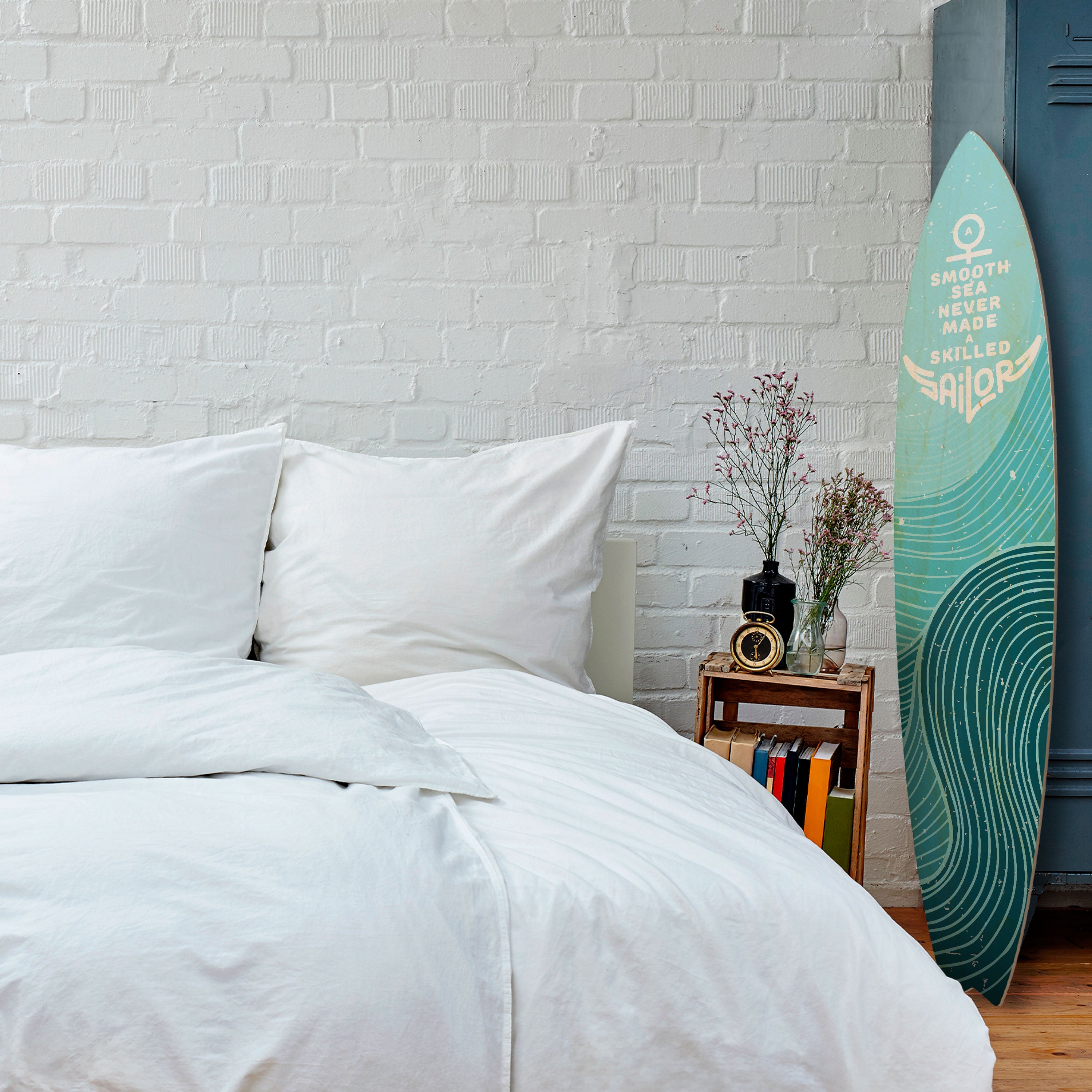 SKILLED SAILOR Dekorativní panel ve tvaru surfu