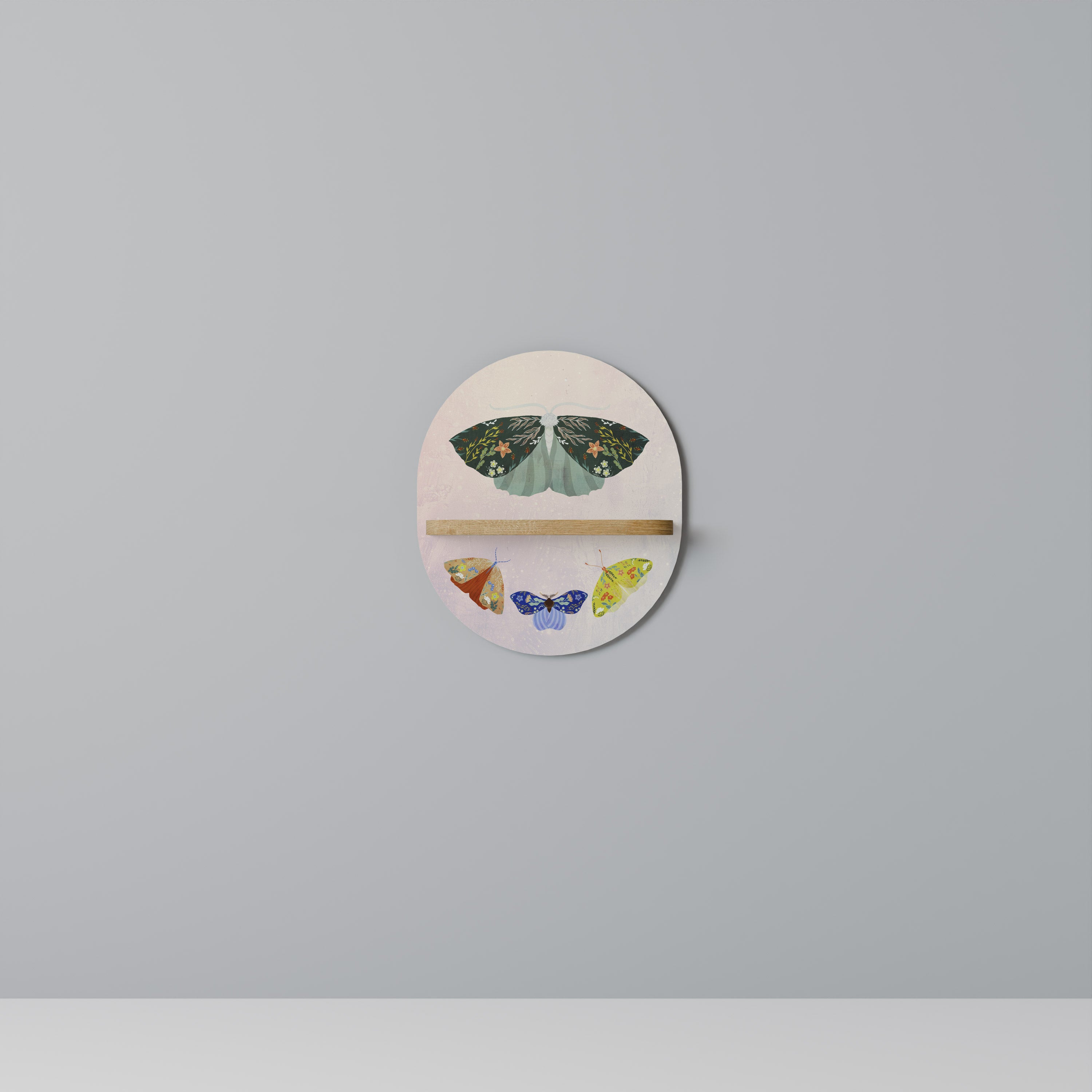 MOTH INTO THE LIGHT Designová police