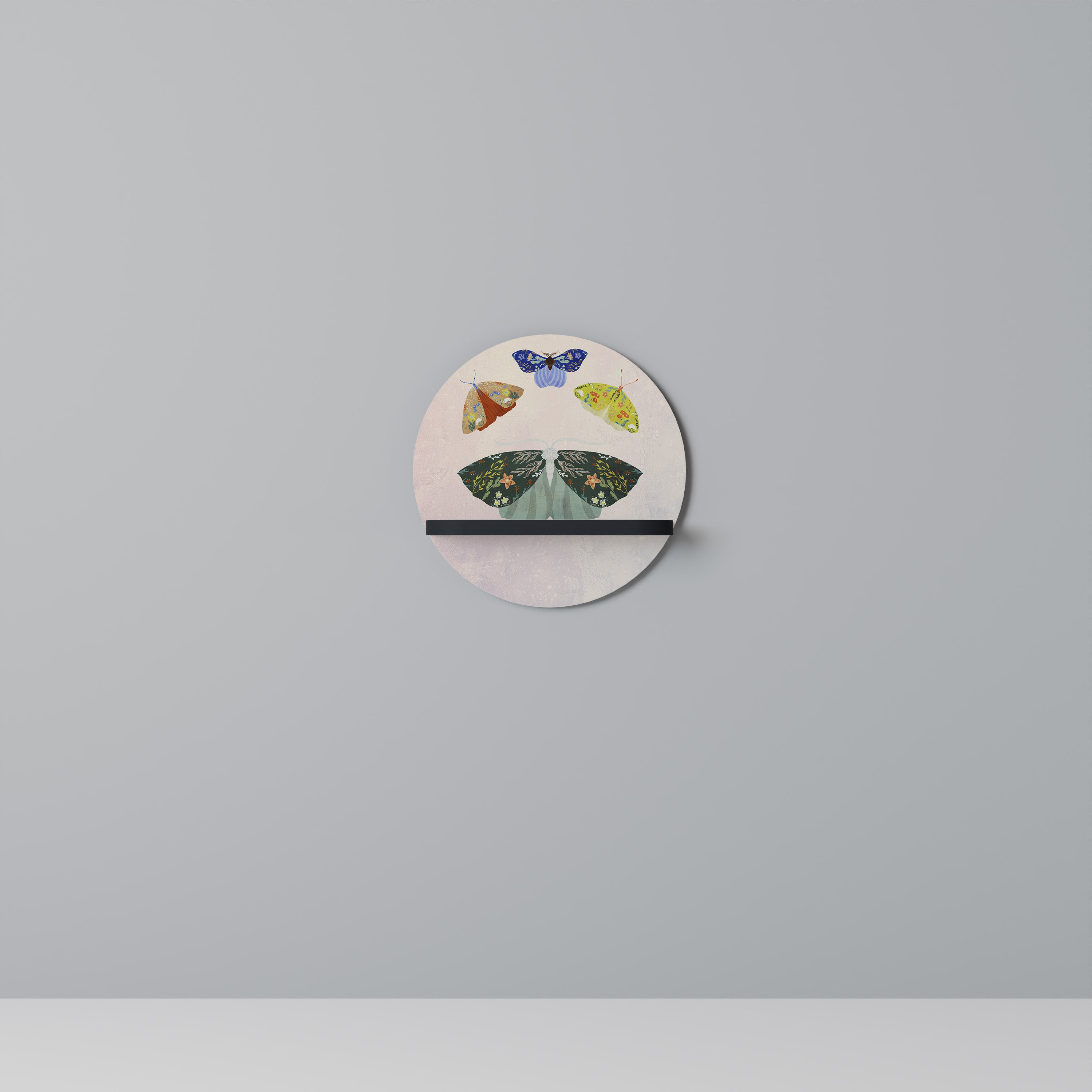 MOTH INTO THE LIGHT Designová police