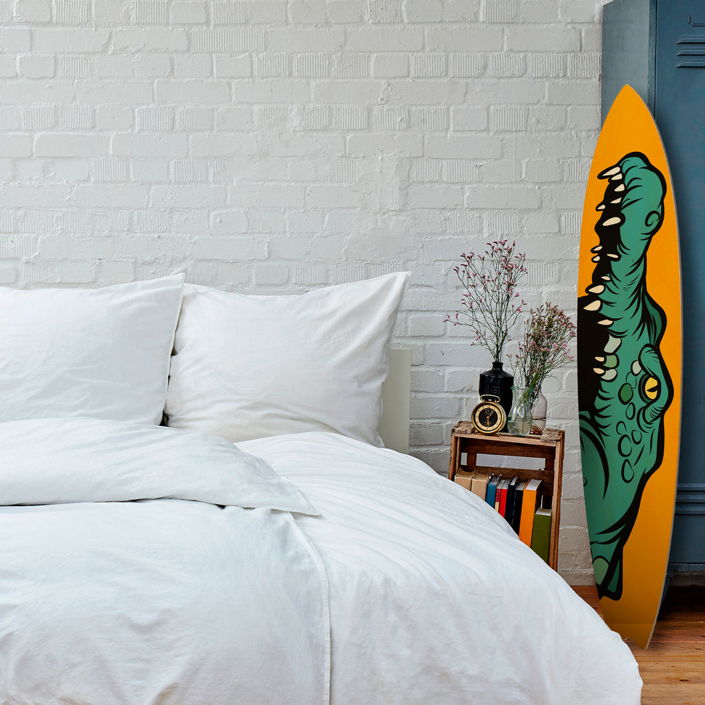 THREATENING GREETING Dekorativní panel ve tvaru surfu